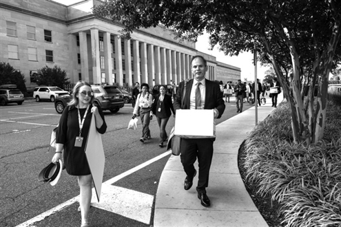 至少30家媒体的记者拒绝签署对新规知情的文件,并于15日集体打包走人 新华社发